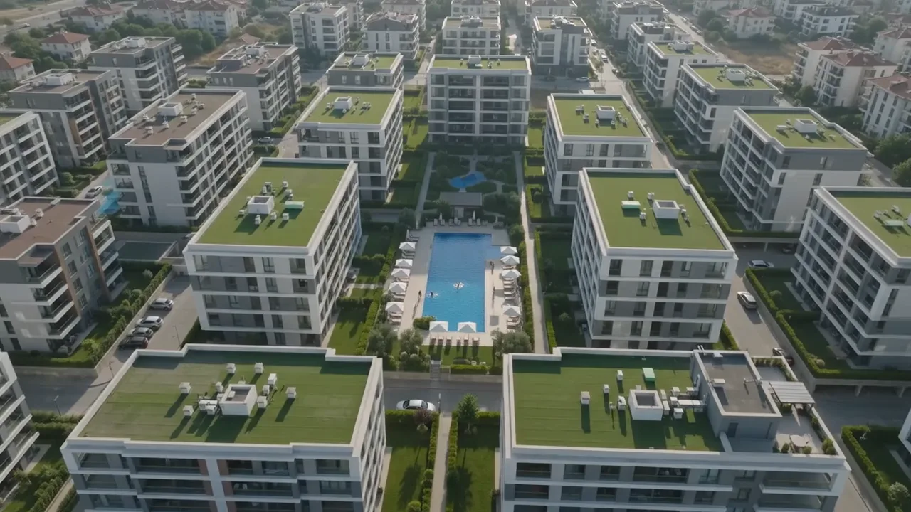 Havadan görünüm — bahçeli rezidans sitesi, ortak yüzme havuzu ve peyzaj alanları